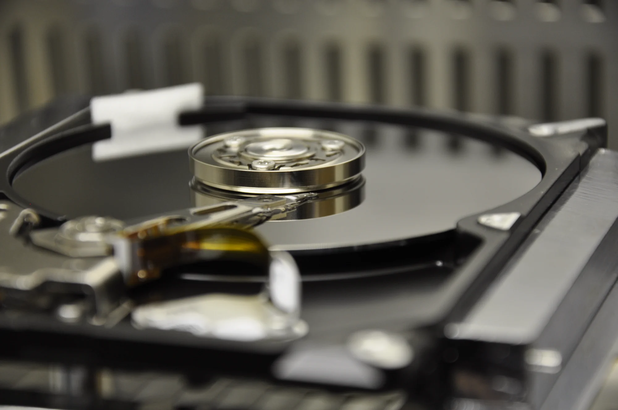 Hard disk in lavorazione - Camera bianca Data Recovery Italia